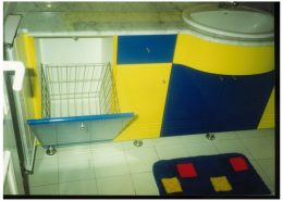 Festett-mdf-ajtóbetét-fürdőszoba-szekrény-és-szennyes-tároló